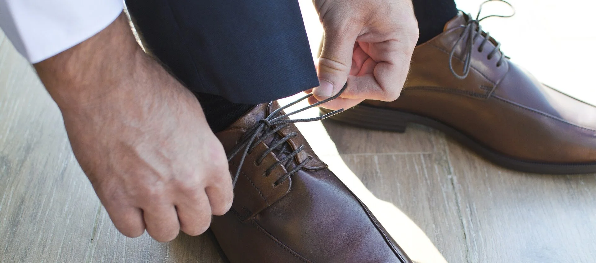 Tying shoes the right way - Jon Gardner Voice-Overs